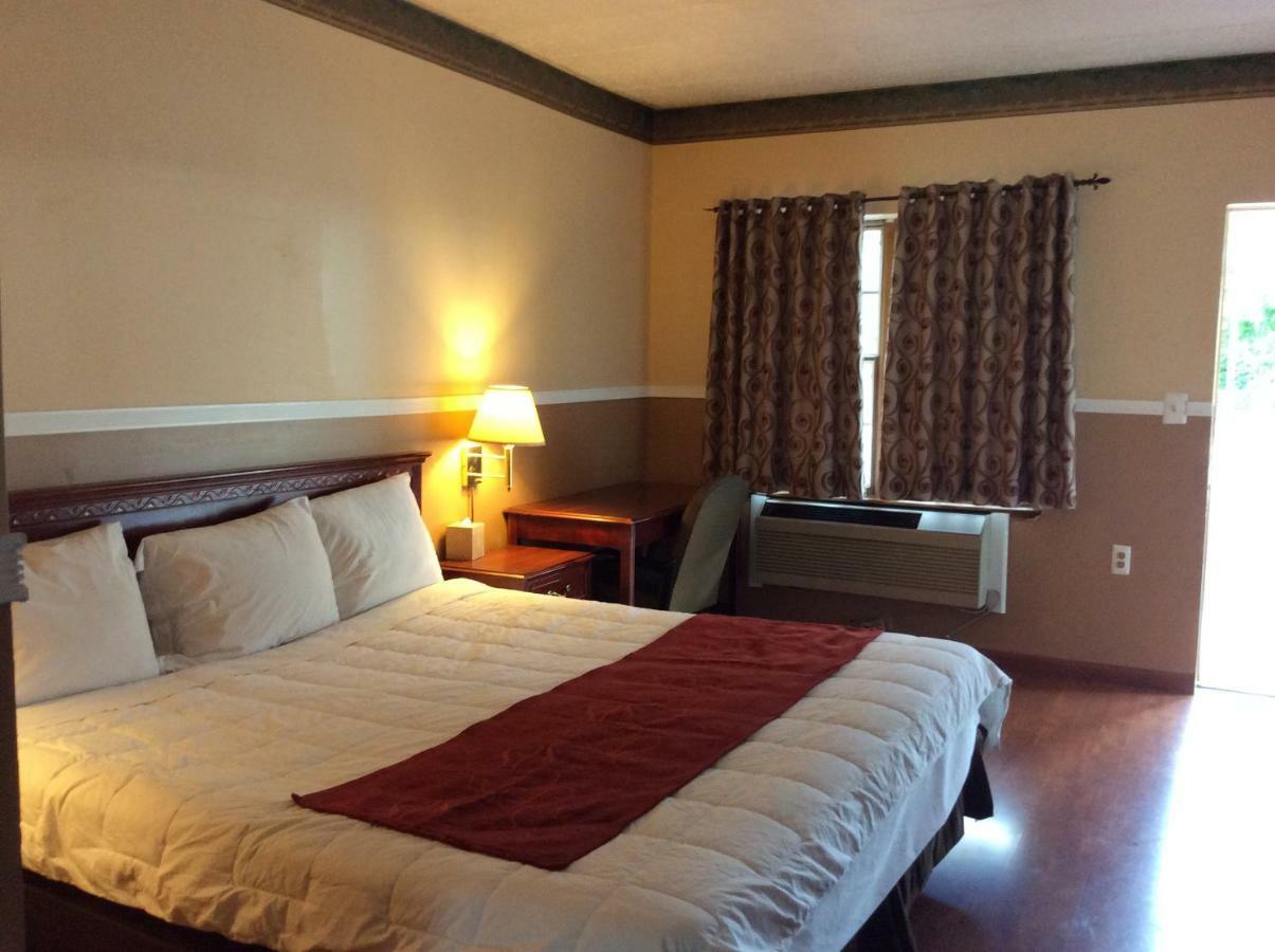 Colts Neck The Village Inn מראה חיצוני תמונה