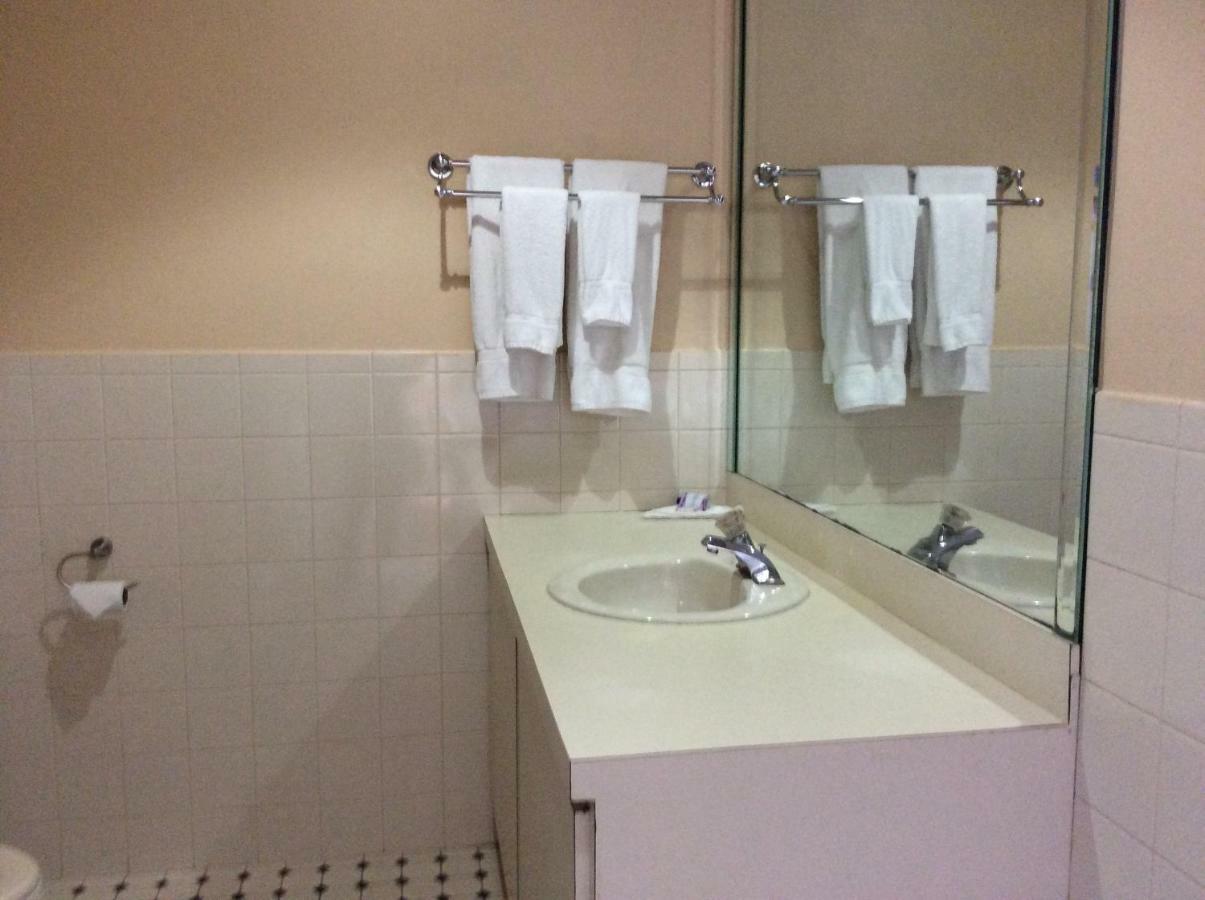 Colts Neck The Village Inn מראה חיצוני תמונה